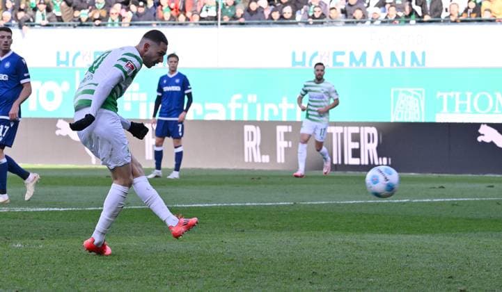 23 11 2024 Soccer Season 2024 2025 2 Soccer Bundesliga 13 Matchday SpVgg Greuther Fürth Kleeblatt Karlsruher SC KSC Karlsruhe Sportfoto Zink xwoxzix DFL regulations prohibit any use of photographs as image sequences and or quasi video only for editorial use Branimir Hrgota 10, SpVgg Greuther Fürth erzielt Treffer Tor Torschuß zum 1 0
