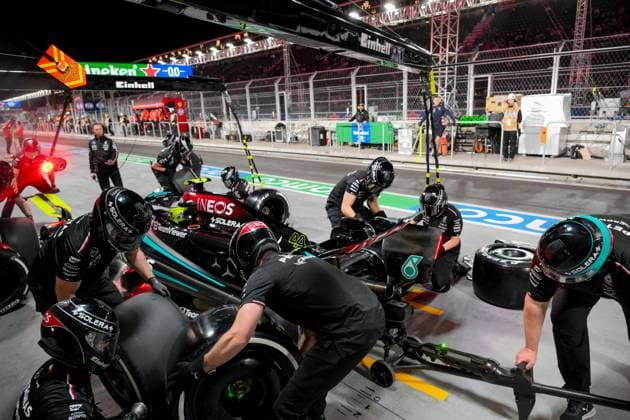 November 23, 2024, Las Vegas, Nevada, USA: 14 FERNANDO ALONSO Aston Martin Aranco F1 Team pull over to the pitstop during the Formula One Qualifying of the Las Vegas Grand Prix. Las Vegas USA - ZUMAo117 20241123_zsp_o117_001 Copyright: xMikaelxOnax