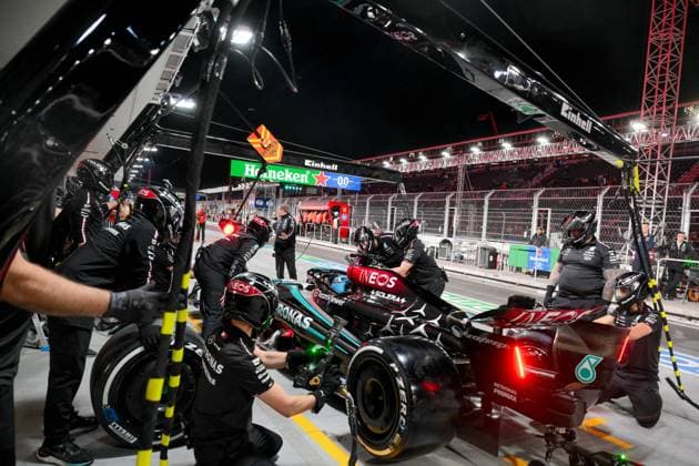 November 23, 2024, Las Vegas, Nevada, USA: 14 FERNANDO ALONSO Aston Martin Aranco F1 Team pull over to the pitstop during the Formula One Qualifying of the Las Vegas Grand Prix. Las Vegas USA - ZUMAo117 20241123_zsp_o117_003 Copyright: xMikaelxOnax