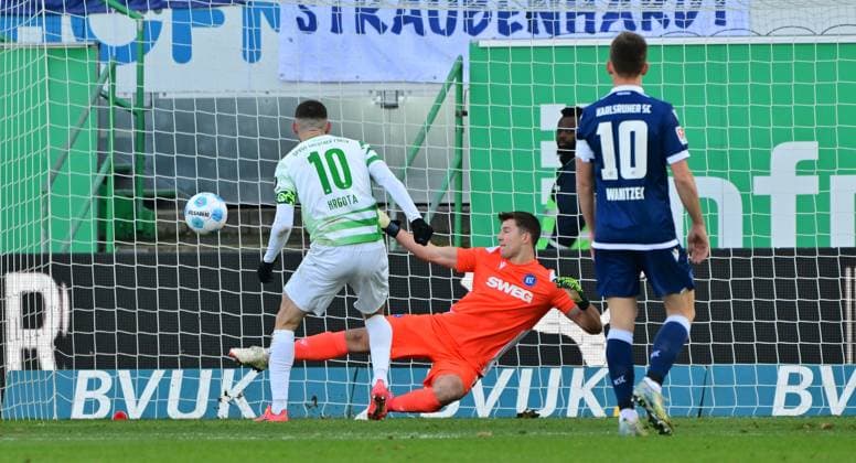 23 11 2024 Soccer Season 2024 2025 2 Soccer Bundesliga 13 Matchday SpVgg Greuther Fürth Kleeblatt Karlsruher SC KSC Karlsruhe Sportfoto Zink MeZi xmexzix DFL regulations prohibit any use of photographs as image sequences and or quasi video only for editorial use Branimir Hrgota 10, SpVgg Greuther Fürth scores Goal Goal shot for 1 0 against Max Weiß Weiss 1, Karlsruher SC KSC
