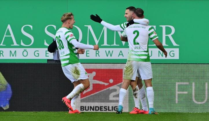 23 11 2024 Soccer Season 2024 2025 2 Soccer Bundesliga 13 Matchday SpVgg Greuther Fürth Kleeblatt Karlsruher SC KSC Karlsruhe Sportfoto Zink MeZi xmexzix DFL regulations prohibit any use of photographs as image sequences and or quasi video only for editorial use Torjubel Jubel Freude nach Treffer Torschuß zum 1 0 durch Branimir Hrgota 10, SpVgg Greuther Fürth