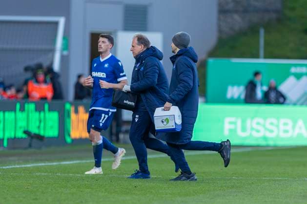 Fürth, Germany 23 November 2024 2 Liga 2024 2025 SpVgg Greuther Fürth vs Karlsruher SC Pictured from left Nicolai Rapp KSC is escorted off the pitch injured DFL regulations prohibit any use of photographs as image sequences and or quasi video Sportpark Ronhof Thomas Sommer Bayern Copyright: xFotostandx xSchäferx