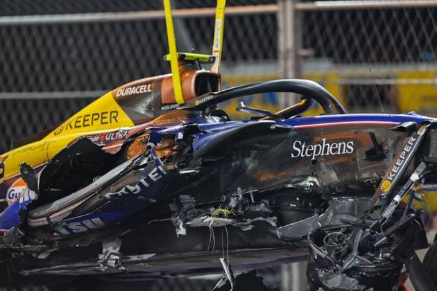 (241123) -- LAS VEGAS , Nov. 23, 2024 -- Argentina driver Franco Colapinto s car is rescued after crash during the qualifying session of the 2024 Formula One U.S. Grand Prix at Las Vegas Circuit, in Las Vegas, the United States, Nov. 22, 2024. (Photo by Xinhua) (SP)U.S.-LAS VEGAS-F1-GRAND PRIX-QUALIFYING SESSION QianxJun 