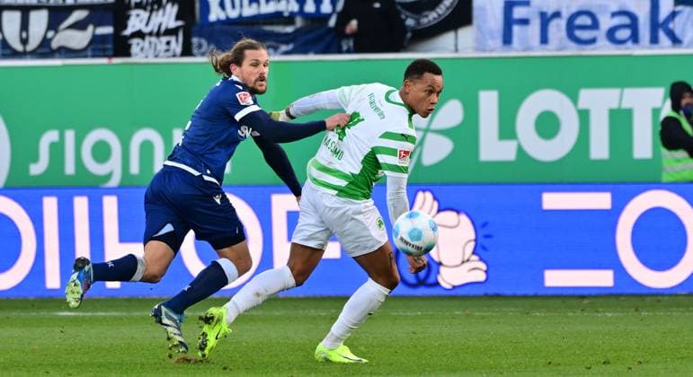 23 11 2024 Soccer Season 2024 2025 2 Soccer Bundesliga 13 Matchday SpVgg Greuther Fürth Kleeblatt Karlsruher SC KSC Karlsruhe Sportfoto Zink MeZi xmexzix DFL regulations prohibit any use of photographs as image sequences and or quasi video only for editorial use Sebastian Jung 2, Karlsruher SC KSC Roberto Massimo 11, SpVgg Greuther Fürth, rechts