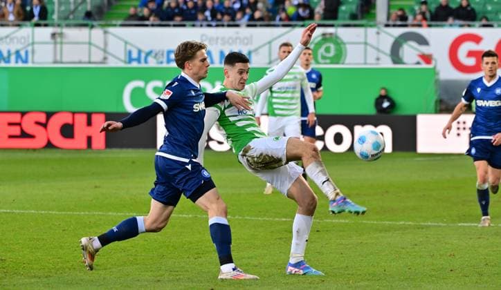23 11 2024 Soccer Season 2024 2025 2 Soccer Bundesliga 13 Matchday SpVgg Greuther Fürth Kleeblatt Karlsruher SC KSC Karlsruhe Sportfoto Zink MeZi xmexzix DFL regulations prohibit any use of photographs as image sequences and or quasi video only for editorial use David Herold 20, Karlsruher SC KSC Damian Michalski 4, SpVgg Greuther Fürth, rechts