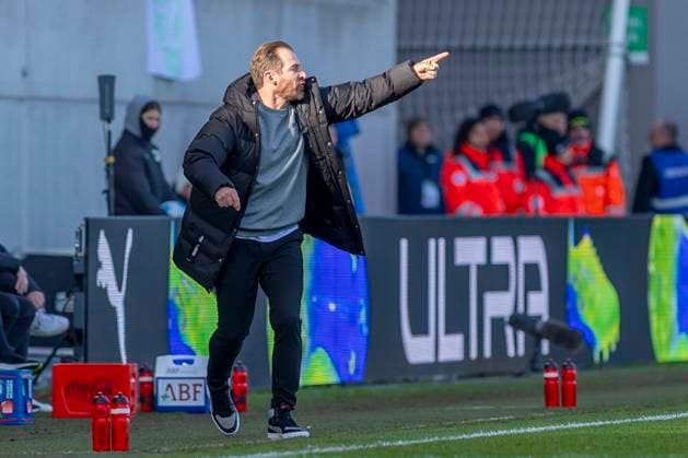Fürth, Germany 23 November 2024 2 Liga 2024 2025 SpVgg Greuther Fürth vs Karlsruher SC In the picture coach Jan Siewert Fuerth gesticulates on the pitch DFL regulations prohibit any use of photographs as image sequences and or quasi video Sportpark Ronhof Thomas Sommer Bayern Copyright: xFotostandx xSchäferx