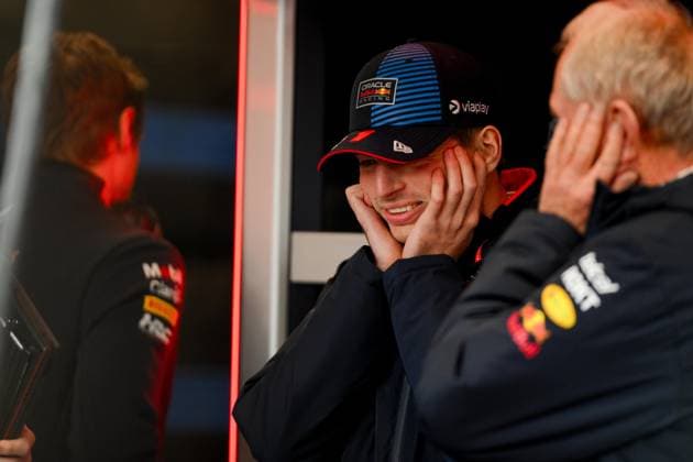 November 23, 2024, Las Vegas, Nevada, USA: 1 MAX VERSTAPPEN Oracle Red Bull Racing covering his ears from the loud sound of his racing car during the Formula One Qualifying of the Las Vegas Grand Prix. Las Vegas USA - ZUMAo117 20241123_zsp_o117_043 Copyright: xMikaelxOnax