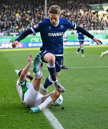 23 11 2024 Soccer Season 2024 2025 2 Soccer Bundesliga 13 Matchday SpVgg Greuther Fürth Kleeblatt Karlsruher SC KSC Karlsruhe Sportfoto Zink xwoxzix DFL regulations prohibit any use of photographs as image sequences and or quasi video only for editorial use David Herold 20, Karlsruher SC KSC Simon Asta 2, SpVgg Greuther Fürth , below