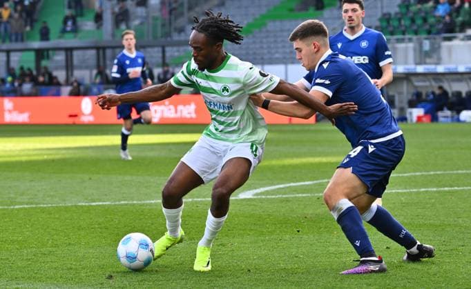 23 11 2024 Soccer Season 2024 2025 2 Soccer Bundesliga 13 Matchday SpVgg Greuther Fürth Kleeblatt Karlsruher SC KSC Karlsruhe Sportfoto Zink xwoxzix DFL regulations prohibit any use of photographs as image sequences and or quasi video only for editorial use Noel Futkeu 9, SpVgg Greuther Fürth Marcel Beifus 4, Karlsruher SC KSC