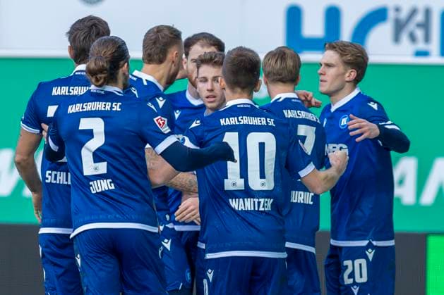 Fürth, Germany 23 November 2024 2 Liga 2024 2025 SpVgg Greuther Fürth vs Karlsruher SC In the picture in the Traube Tprschütze Budu Zivzivadze KSC cheers with his teammates after his goal to 1 1, DFL regulations prohibit any use of photographs as image sequences and or quasi video Sportpark Ronhof Thomas Sommer Bayern Copyright: xFotostandx xSchäferx
