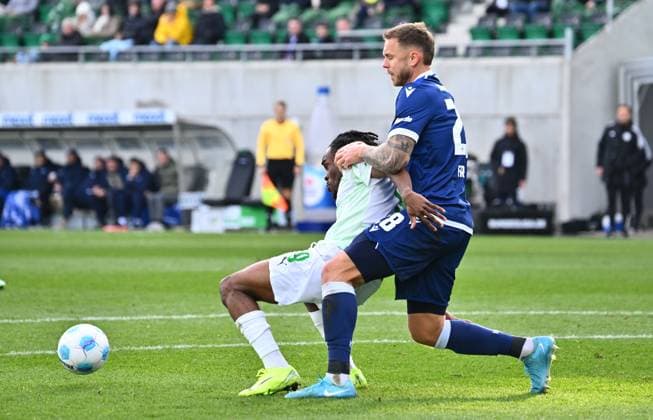 23 11 2024 Soccer Season 2024 2025 2 Soccer Bundesliga 13 Matchday SpVgg Greuther Fürth Kleeblatt Karlsruher SC KSC Karlsruhe Sportfoto Zink xwoxzix DFL regulations prohibit any use of photographs as image sequences and or quasi video only for editorial use Noel Futkeu 9, SpVgg Greuther Fürth Marcel Franke 28, Karlsruher SC KSC