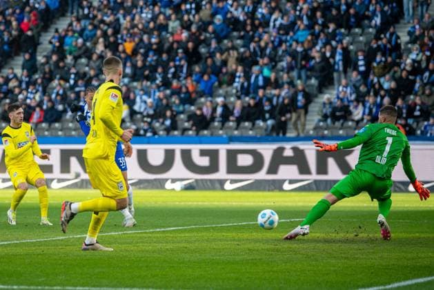 Soccer, Men, Season 2024 2025, 2 Bundesliga 13 Matchday , Hertha BSC SSV Ulm, v l Derry Scherhant Hertha BSC scores the goal for 2 1 against goalkeeper Niclas Thiede SSV Ulm , 23 11 2024, Copyright: xSebastianxRäppold MatthiasxKochx