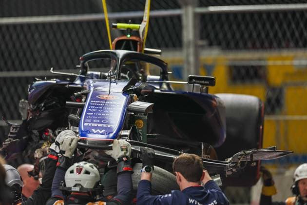 (241123) -- LAS VEGAS , Nov. 23, 2024 -- Argentina driver Franco Colapinto s car is rescued after crash during the qualifying session of the 2024 Formula One U.S. Grand Prix at Las Vegas Circuit, in Las Vegas, the United States, Nov. 22, 2024. (Photo by Xinhua) (SP)U.S.-LAS VEGAS-F1-GRAND PRIX-QUALIFYING SESSION QianxJun 