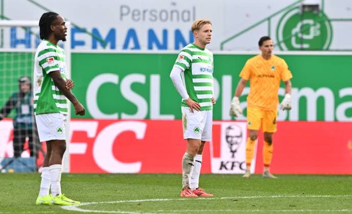 23 11 2024 Soccer season 2024 2025 2 Soccer Bundesliga 13 Matchday SpVgg Greuther Fürth Kleeblatt Karlsruher SC KSC Karlsruhe Sportfoto Zink xwoxzix DFL regulations prohibit any use of photographs as image sequences and or quasi video only for editorial use Noel Futkeu 9, SpVgg Greuther Fürth Philipp Müller 34, SpVgg Greuther Fürth disappointed disappointment