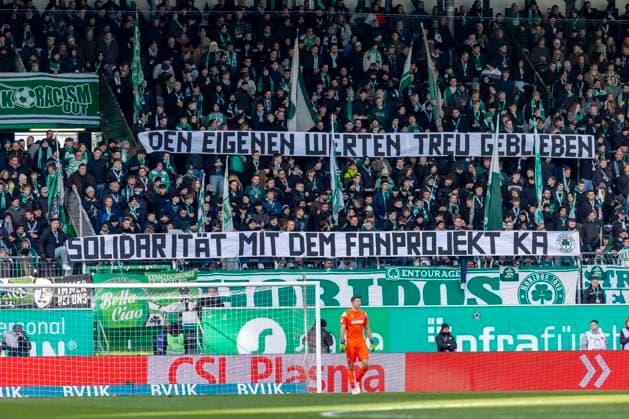 Fürth, Germany 23 November 2024 2 Liga 2024 2025 SpVgg Greuther Fürth vs Karlsruher SC In the picture The fans of Greuther Fürth show a banner in solidarity with the fan project Karlsruhe DFL regulations prohibit any use of photographs as image sequences and or quasi video Sportpark Ronhof Thomas Sommer Bayern Copyright: xFotostandx xSchäferx