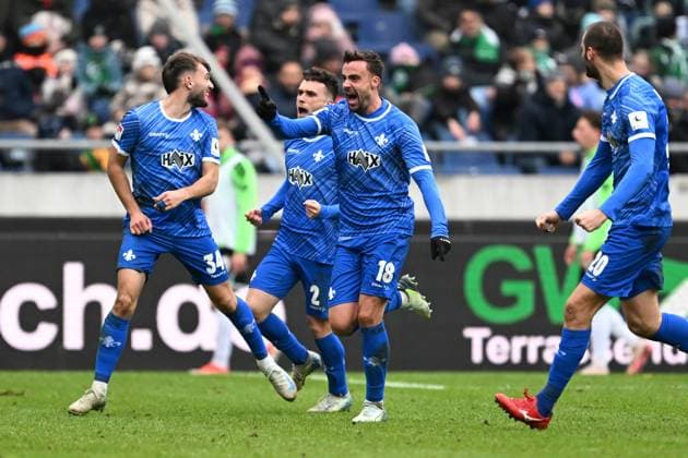 2 Bundesliga Hannover 06 SV Darmstadt 98 on 23 11 2024 at the HDI Arena in Hannover Cheering, goal celebration, goal scorer, goal scorer Philipp Förster Foerster Darmstadt cheers after his goal to 0 1 MT
