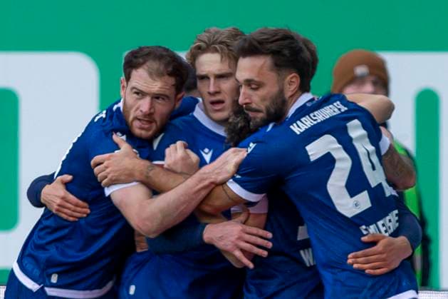 Fürth, Germany 23 November 2024 2 Liga 2024 2025 SpVgg Greuther Fürth vs Karlsruher SC In the picture in the goal scorer BambasÃ Conte KSC cheers with his teammates after his goal for 1 2, DFL regulations prohibit any use of photographs as image sequences and or quasi video Sportpark Ronhof Thomas Sommer Bayern Copyright: xFotostandx xSchäferx