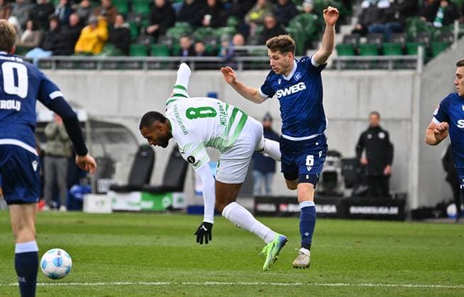 23 11 2024 Soccer Season 2024 2025 2 Soccer Bundesliga 13 Matchday SpVgg Greuther Fürth Kleeblatt Karlsruher SC KSC Karlsruhe Sportfoto Zink xwoxzix DFL regulations prohibit any use of photographs as image sequences and or quasi video only for editorial use Marlon Mustapha 8, SpVgg Greuther Fürth Leon Jensen 6, Karlsruher SC KSC