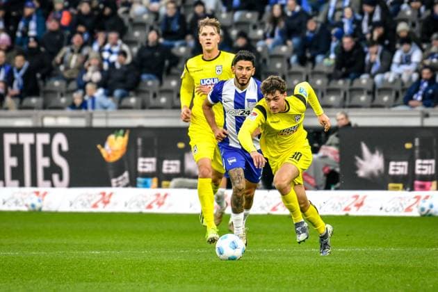23 11 2024, xlakx, Fußball 2 Bundesliga, Hertha BSC Berlin SSV Ulm 1846 emspor, v l Kevin Sessa Hertha BSC 8 ,Maurice Krattenmacher SSV Ulm 1846 30 ,Zweikampf, Duell, Kampf, tackle DFL DFB REGULATIONS PROHIBIT ANY USE OF PHOTOGRAPHS as IMAGE SEQUENCES and or QUASI VIDEO Daniel Lakomski Jan Huebner Berlin Daniel Lakomski