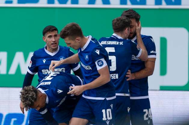 Fürth, Germany 23 November 2024 2 Liga 2024 2025 SpVgg Greuther Fürth vs Karlsruher SC In the picture v re goal scorer Fabian Schleusener KSC cheers with his teammates after his goal to 1 3, DFL regulations prohibit any use of photographs as image sequences and or quasi video Sportpark Ronhof Thomas Sommer Bayern Copyright: xFotostandx xSchäferx