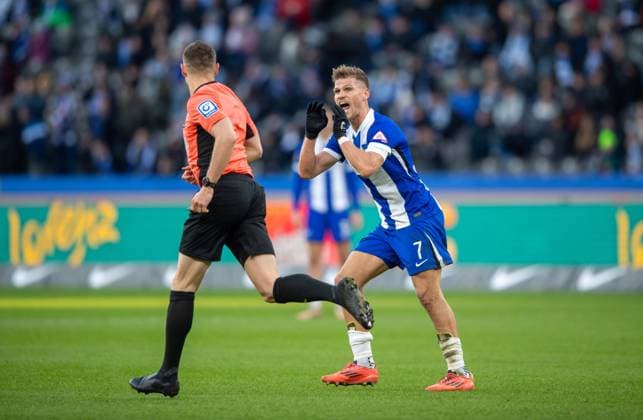 Soccer, Men, Season 2024 2025, 2 Bundesliga 13 Matchday , Hertha BSC SSV Ulm, f l Referee Eric Weisbach, Florian Niederlechner Hertha BSC , 23 11 2024, Copyright: xSebastianxRäppold MatthiasxKochx