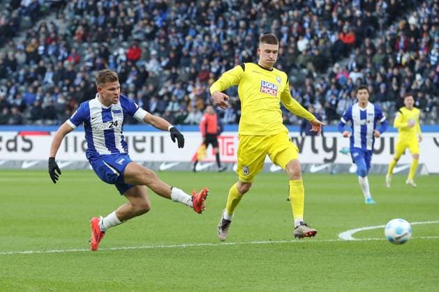 23 11 2024, xtgx, Fußball 2 Bundesliga, Hertha BSC Berlin SSV Ulm 1846 emspor, v l Florian Niederlechner Hertha, 7 schiesst den Ball aufs Tor, Torschuss, Schuss DFL DFB REGULATIONS PROHIBIT ANY USE OF PHOTOGRAPHS as IMAGE SEQUENCES and or QUASI VIDEO Berlin