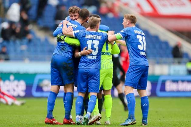 SV Darmstadt 98 players celebrate the away win, 2 Bundesliga, Hannover 96 vs SV Darmstadt 98, Heinz von Heiden Arena, November 23, 2024 in Hanover, Germany Photo by Marco Steinbrenner DeFodi Images The SV Darmstadt 98 players celebrate the away win, 2 Bundesliga, Hannover 96 vs SV Darmstadt 98, Heinz von Heiden Arena, November 23, 2024 in Hanover, Germany Photo by Marco Steinbrenner DeFodi Images DFB DFL REGULATIONS PROHIBIT ANY USE OF PHOTOGRAPHS AS IMAGE SEQUENCES AND OR QUASI VIDEO Defodi 700 hannover darmstadt 20241123 075 Defodi-700 DFB DFL REGULATIONS PROHIBIT ANY USE OF PHOTOGRAPHS AS IMAGE SEQUENCES AND OR QUASI-VIDEO.