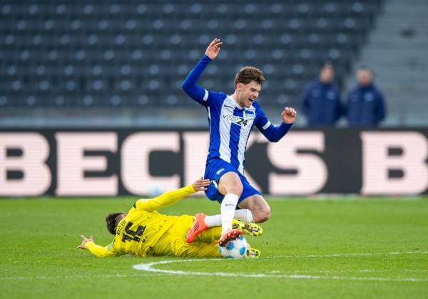 Soccer, Men, Season 2024 2025, 2 Bundesliga 13 Matchday , Hertha BSC SSV Ulm, v l Aaron Keller SSV Ulm , Linus Gechter Hertha BSC , 23 11 2024, Copyright: xSebastianxRäppold MatthiasxKochx
