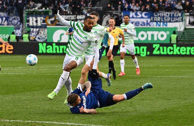 23 11 2024 Soccer Season 2024 2025 2 Soccer Bundesliga 13 Matchday SpVgg Greuther Fürth Kleeblatt Karlsruher SC KSC Karlsruhe Sportfoto Zink xwoxzix DFL regulations prohibit any use of photographs as image sequences and or quasi video only for editorial use Marlon Mustapha 8, SpVgg Greuther Fürth Marcel Franke 28, Karlsruher SC KSC