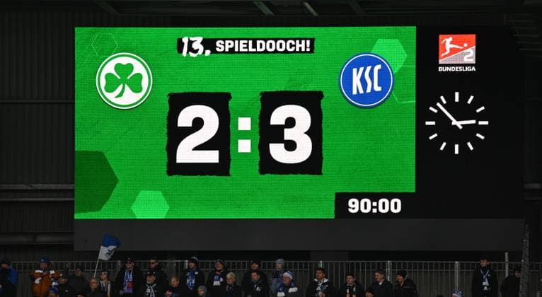 23 11 2024 Soccer season 2024 2025 2 Soccer Bundesliga 13 Matchday SpVgg Greuther Fürth Kleeblatt Karlsruher SC KSC Karlsruhe Sportfoto Zink xwoxzix DFL regulations prohibit any use of photographs as image sequences and or quasi video only for editorial use Final result on scoreboard