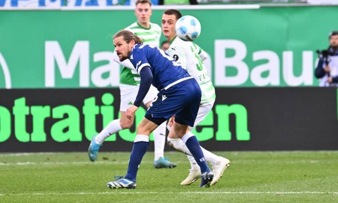 23 11 2024 Soccer Season 2024 2025 2 Soccer Bundesliga 13 Matchday SpVgg Greuther Fürth Kleeblatt Karlsruher SC KSC Karlsruhe Sportfoto Zink xwoxzix DFL regulations prohibit any use of photographs as image sequences and or quasi video only for editorial use Sebastian Jung 2, Karlsruher SC KSC Denis Pfaffenrot 34, SpVgg Greuther Fürth