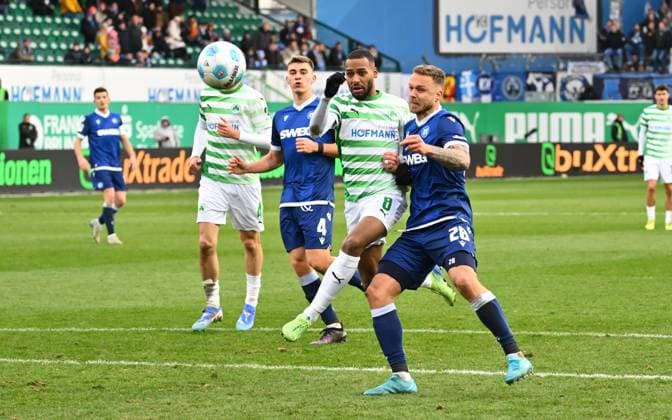 23 11 2024 Soccer Season 2024 2025 2 Soccer Bundesliga 13 Matchday SpVgg Greuther Fürth Kleeblatt Karlsruher SC KSC Karlsruhe Sportfoto Zink xwoxzix DFL regulations prohibit any use of photographs as image sequences and or quasi video only for editorial use Marlon Mustapha 8, SpVgg Greuther Fürth Marcel Franke 28, Karlsruher SC KSC