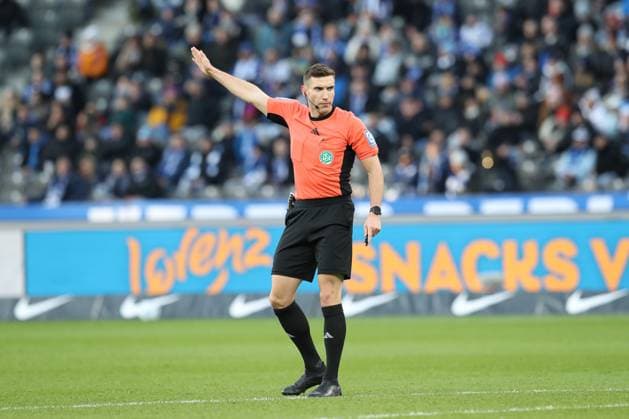 23 11 2024, xtgx, Fussball 2 Bundesliga, Hertha BSC Berlin SSV Ulm 1846 emspor, v l Schiedsrichter, Schiri, referee Eric Weisbach gibt Anweisungen, gestikuliert mit den Armen, gesticulate, gives instructions nach VAR Videobeweis DFL DFB REGULATIONS PROHIBIT ANY USE OF PHOTOGRAPHS as IMAGE SEQUENCES and or QUASI VIDEO Berlin