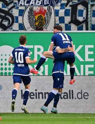 23 11 2024 Soccer Season 2024 2025 2 Soccer Bundesliga 13 Matchday SpVgg Greuther Fürth Kleeblatt Karlsruher SC KSC Karlsruhe Sportfoto Zink MeZi xmexzix DFL regulations prohibit any use of photographs as image sequences and or quasi video only for editorial use Torjubel Jubel nach Treffer Torschuß zum 1 3 durch Fabian Schleusener 24, Karlsruher SC KSC