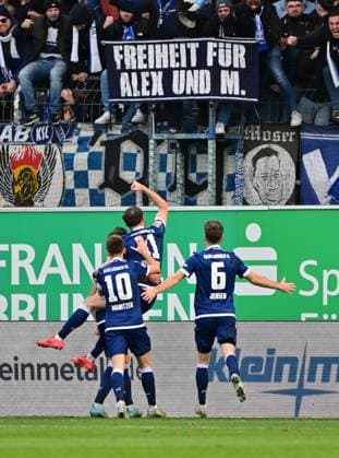 23 11 2024 Soccer Season 2024 2025 2 Soccer Bundesliga 13 Matchday SpVgg Greuther Fürth Kleeblatt Karlsruher SC KSC Karlsruhe Sportfoto Zink MeZi xmexzix DFL regulations prohibit any use of photographs as image sequences and or quasi video only for editorial use Torjubel Jubel nach Treffer Torschuß zum 1 3 durch Fabian Schleusener 24, Karlsruher SC KSC