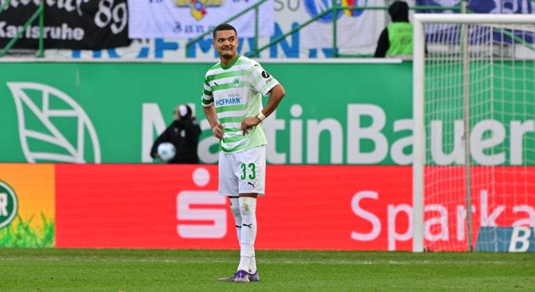 23 11 2024 Soccer season 2024 2025 2 Soccer Bundesliga 13 Matchday SpVgg Greuther Fürth Kleeblatt Karlsruher SC KSC Karlsruhe Sportfoto Zink MeZi xmexzix DFL regulations prohibit any use of photographs as image sequences and or quasi video only for editorial use Maximilian Solomon Dietz 33, SpVgg Greuther Fürth disappointed disappointment
