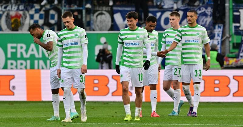 23 11 2024 Soccer Season 2024 2025 2 Soccer Bundesliga 13 Matchday SpVgg Greuther Fürth Kleeblatt Karlsruher SC KSC Karlsruhe Sportfoto Zink MeZi xmexzix DFL regulations prohibit any use of photographs as image sequences and or quasi video only for editorial use Julian Green 37, SpVgg Greuther Fürth Denis Pfaffenrot 34, SpVgg Greuther Fürth Marco Meyerhöfer Meyerhoefer 18, SpVgg Greuther Fürth Sacha Banse Bansé 6, SpVgg Greuther Fürth Gian Luca Gian Luca Itter 27, SpVgg Greuther Fürth Maximilian Solomon Dietz 33, SpVgg Greuther Fürth disappointed Disappointment after the end of the match