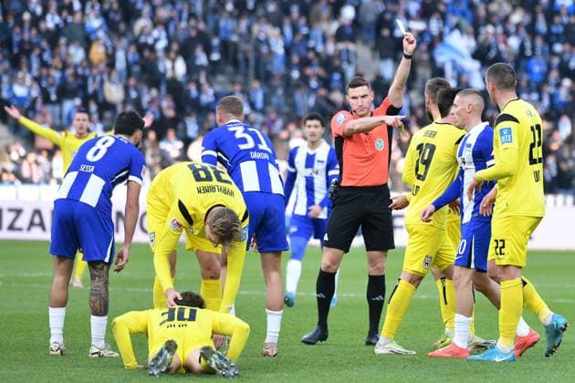 Yellow card for Lucas Roeser SSV Ulm 1846, 9 GER, Hertha BSC vs SSV Ulm 1846, Football, Bundesliga 2, Season 2024 2025, Matchday 13, 23 11 2024 DFL REGULATIONS PROHIBIT ANY USE OF PHOTOGRAPHS AS IMAGE SEQUENCES AND OR QUASI VIDEO GER, Hertha BSC vs SSV Ulm 1846, Football, Bundesliga 2, Season 2024 2025, Matchday 13, 23 11 2024 Berlin Copyright: xEibner-Pressefoto RyanxSleimanx EP_RSN