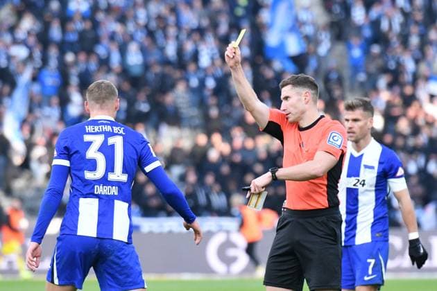 Yellow card for Marton Dardai Hertha BSC Berlin, 31 GER, Hertha BSC vs SSV Ulm 1846, Football, 2 Bundesliga, Season 2024 2025, Matchday 13, 23 11 2024 DFL REGULATIONS PROHIBIT ANY USE OF PHOTOGRAPHS AS IMAGE SEQUENCES AND OR QUASI VIDEO GER, Hertha BSC vs SSV Ulm 1846, Football, 2 Bundesliga, Season 2024 2025, Matchday 13, 23 11 2024 Berlin Copyright: xEibner-Pressefoto RyanxSleimanx EP_RSN