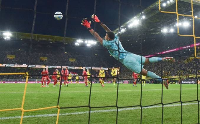 Sport Themen der Woche KW47 Sport Bilder des Tages 23.11.2024, xblx, Fussball 1.Bundesliga, Borussia Dortmund - SC Freiburg emspor, v.l. Julian Brandt (Borussia Dortmund), Goal scored, Tor zum 3:0, Noah Atubolu (SC Freiburg) (DFL DFB REGULATIONS PROHIBIT ANY USE OF PHOTOGRAPHS as IMAGE SEQUENCES and or QUASI-VIDEO) Dortmund *** 23 11 2024, xblx, Soccer 1 Bundesliga, Borussia Dortmund SC Freiburg emspor, v l Julian Brandt Borussia Dortmund , Goal scored, Goal to 3 0, Noah Atubolu SC Freiburg DFL DFB REGULATIONS PROHIBIT ANY USE OF PHOTOGRAPHS as IMAGE SEQUENCES and or QUASI VIDEO Dortmund