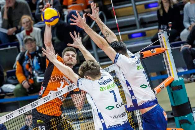 23 11 2024, Berlin, Volleyball, Mens DVV Cup, Quarter-finals, BR Volleys SVG Lueneburg, Max Schmeling Halle Berlins Ruben Schott l r plays the ball against the block from Joscha Kunstmann and Xander Ketrzynski of SVG Lueneburg BR Volleys SVG Lueneburg