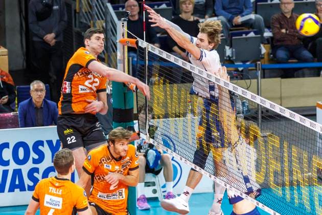 23 11 2024, Berlin, Volleyball, Men DVV Cup, Quarterfinals, BR Volleys SVG Lueneburg, Max Schmeling Halle Berlins Jake Hanes l plays the ball past the block from Lueneburg BR Volleys SVG Lueneburg