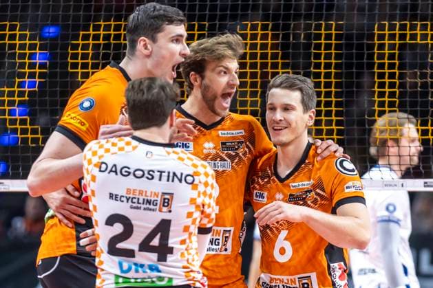 23 11 2024, Berlin, Volleyball, Men DVV Cup, Quarterfinals, BR Volleys SVG Lueneburg, Max Schmeling Halle Berlin Volleys players cheer after a point BR Volleys SVG Lueneburg