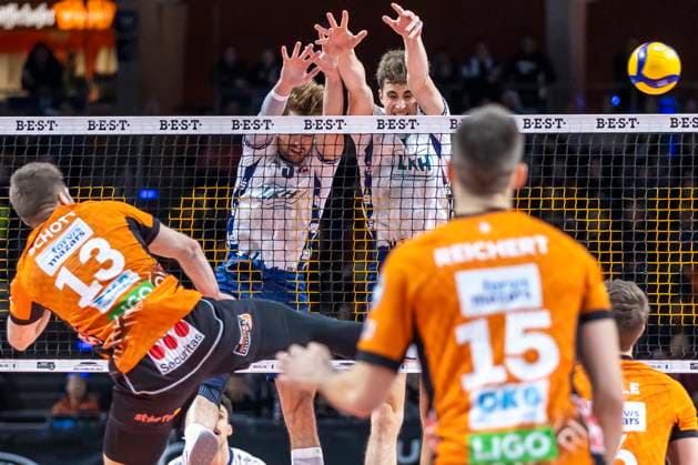 23 11 2024, Berlin, Volleyball, Men DVV Cup, Quarterfinals, BR Volleys SVG Lueneburg, Max Schmeling Halle Berlins Ruben Schott l plays the ball past the block from Lüneburg BR Volleys SVG Lueneburg