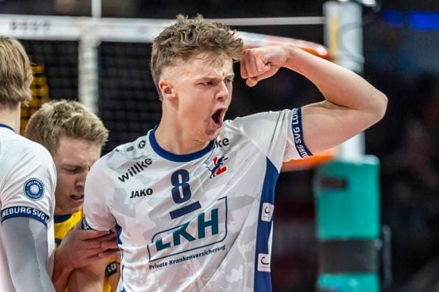 23 11 2024, Berlin, Volleyball, Men DVV Cup, Quarterfinals, BR Volleys SVG Lueneburg, Max Schmeling Halle Theo Mohwinkel of SVG Lueneburg cheers BR Volleys SVG Lueneburg