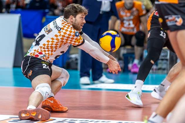 23 11 2024, Berlin, Volleyball, Men DVV Cup, Quarterfinals, BR Volleys SVG Lueneburg, Max Schmeling Halle Berlins libero Kyle Dagostino takes a ball from BR Volleys SVG Lueneburg