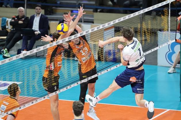 DVV Pokal Berlin Recycling Volleys vs SVG Lüneburg Joscha Kunstmann SVG Lüneburg, 7 in attack against the block of Mattthew Knigge BR Volleys, 2 and Ruben Schott BR Volleys, 13 during the match in the DVV Pokal Berlin Recycling Volleys vs SVG Lüneburg in Berlin, Max Schmeling Halle, on 23 11 2024 Copyright: xBEAUTIFULxSPORTS Frankex