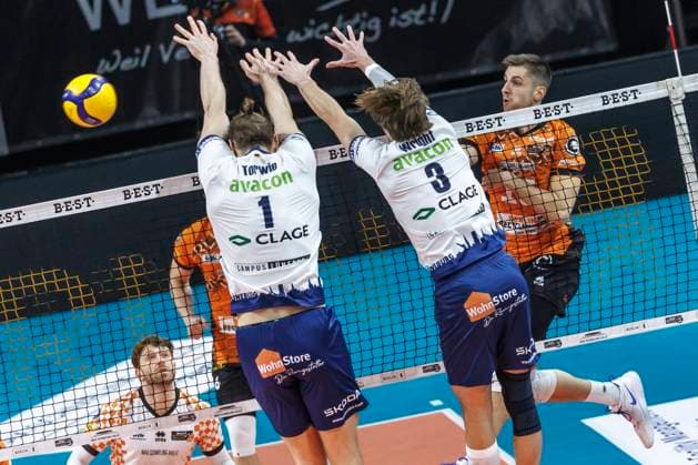 23 11 2024, Berlin, Volleyball, Mens DVV Cup, Quarter-finals, BR Volleys SVG Lueneburg, Max Schmeling Halle Berlins Moritz Reichert r l plays the ball past the block from Michael Wright and Simon Torwie of SVG Lueneburg BR Volleys SVG Lueneburg