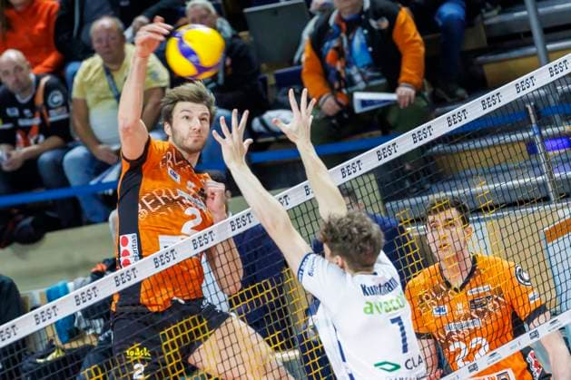 23 11 2024, Berlin, Volleyball, Mens DVV Cup, Quarter-finals, BR Volleys SVG Lueneburg, Max Schmeling Halle Berlins Matthew Knigge l plays the ball against Joscha Kunstmann from SVG Lueneburg BR Volleys SVG Lueneburg
