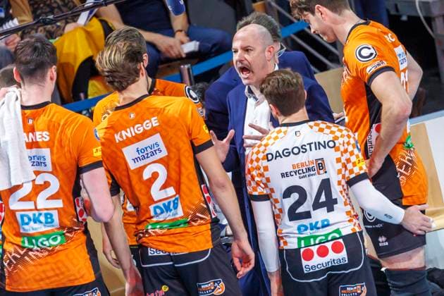 23 11 2024, Berlin, Volleyball, Mens DVV Cup, Quarter-finals, BR Volleys SVG Lueneburg, Max Schmeling Halle Coach Joel Banks of the Berlin Volleys discusses with his team BR Volleys SVG Lueneburg